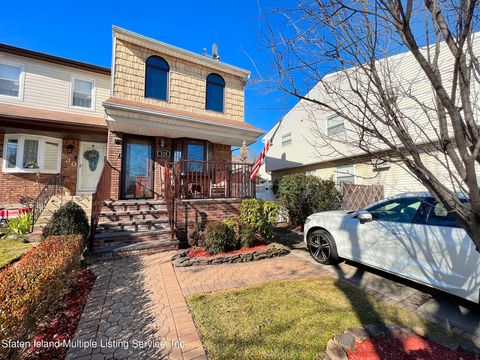 Photo of 528 Drumgoole Road W, Staten Island, NY 10312 (MLS # 2400736)