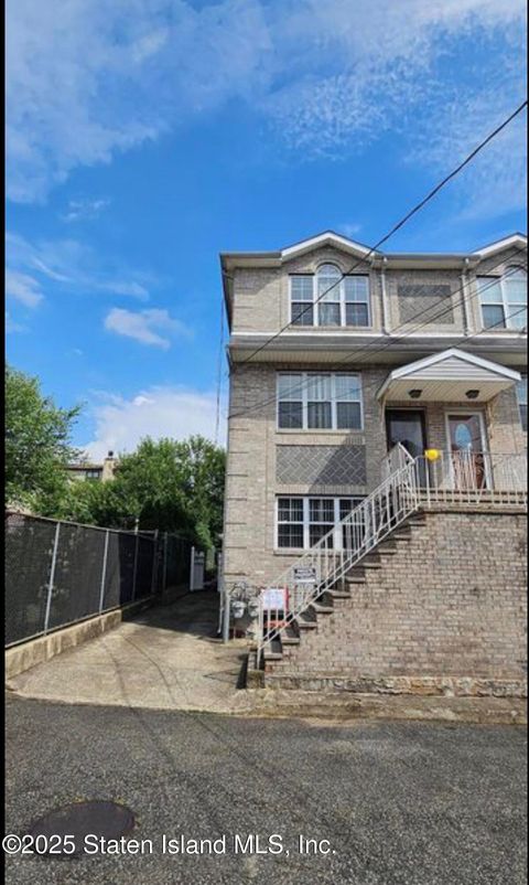 Photo of 29 Marisa Court, Staten Island, NY 10314 (MLS # 2507268)