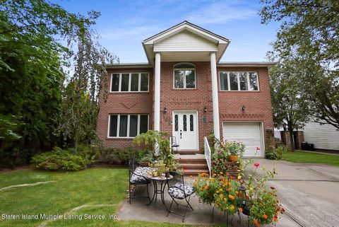 Photo of 31 Maguire Court, Staten Island, NY 10309 (MLS # 1157870)