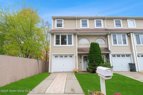 Photo of 25 Claudia Court, Staten Island, NY 10303 (MLS # 2506637)