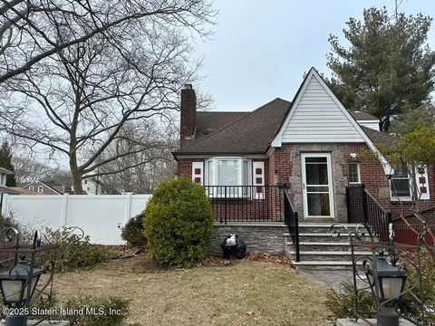Photo of 245 Clawson Street, Staten Island, NY 10306 (MLS # 2500764)