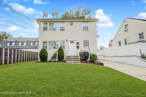 Photo of 21 Elizabeth Avenue, Staten Island, NY 10310 (MLS # 2505243)
