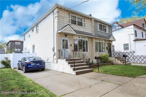 Photo of 262 Burgher Avenue, Staten Island, NY 10305 (MLS # 1161645)