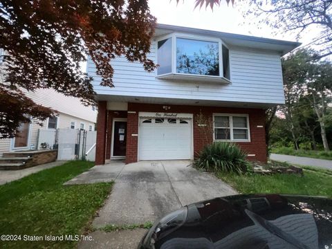 Photo of 100 Carpenter Avenue, Staten Island, NY 10314 (MLS # 2404265)