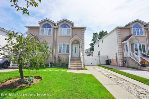 Photo of 264 Candon Avenue, Staten Island, NY 10309 (MLS # 1163739)