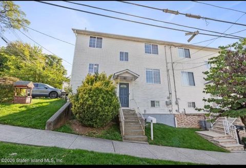 Photo of 40 Rockwell Avenue, Staten Island, NY 10305 (MLS # 2600207)