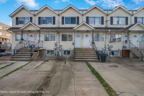 Photo of 40 Grove Avenue, Staten Island, NY 10302 (MLS # 2401988)