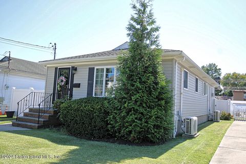 Photo of 222 Bedford Avenue, Staten Island, NY 10306 (MLS # 2405174)