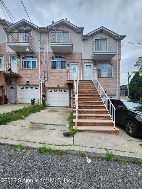 Photo of 17 Maxie Court, Staten Island, NY 10304 (MLS # 2500180)