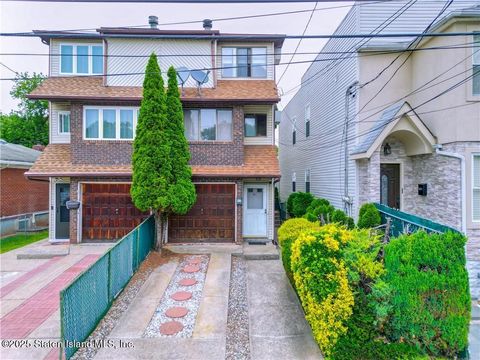 Photo of 41 Lincoln Avenue, Staten Island, NY 10306 (MLS # 2504671)