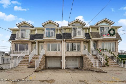 Photo of 795 Father Capodanno Boulevard, Staten Island, NY 10305 (MLS # 2600003)
