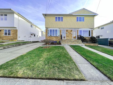 Photo of 418 Leverett Avenue, Staten Island, NY 10308 (MLS # 2401099)