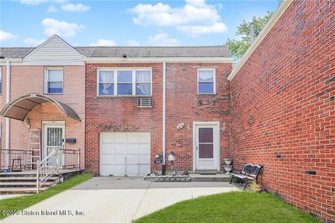 Photo of 62 Comstock Avenue, Staten Island, NY 10314 (MLS # 2504479)