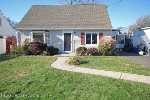 Photo of 411 Lynn Street, Staten Island, NY 10306 (MLS # 1158902)