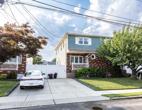 Photo of 114 Levit Avenue, Staten Island, NY 10314 (MLS # 2404337)