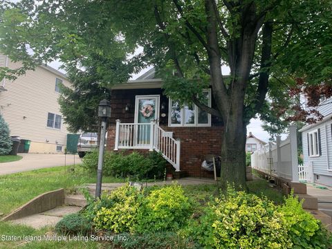 Photo of 261 Brehaut Avenue, Staten Island, NY 10307 (MLS # 1155725)