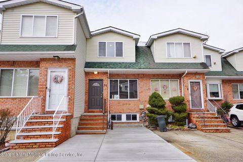 Photo of 52 Bogota Street, Staten Island, NY 10314 (MLS # 1160593)