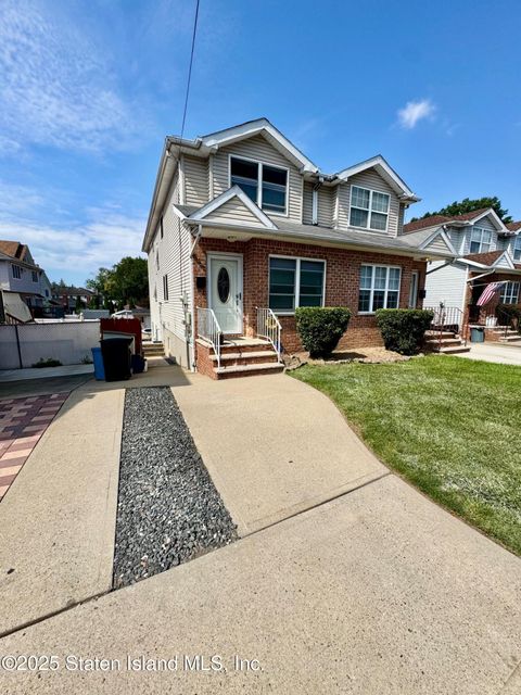 Photo of 200 Llewellyn Place, Staten Island, NY 10310 (MLS # 2505645)