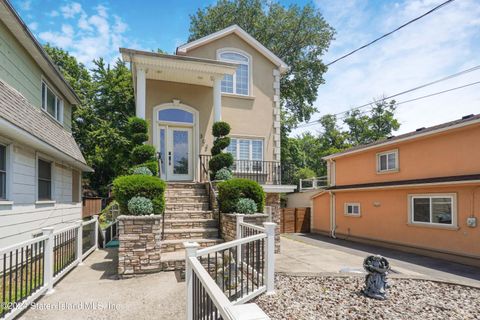 Photo of 303 Sprague Avenue, Staten Island, NY 10307 (MLS # 2403937)