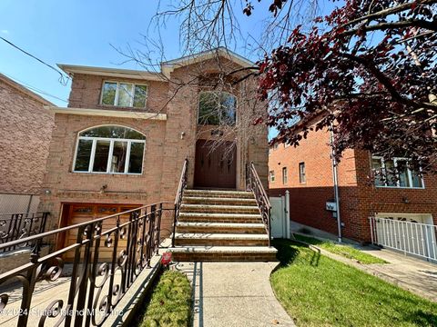 Photo of 408 Livermore Avenue, Staten Island, NY 10314 (MLS # 2405198)