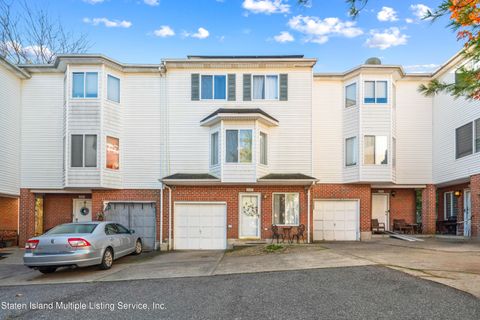 Photo of 229 Jamie Lane, Staten Island, NY 10312 (MLS # 1165058)
