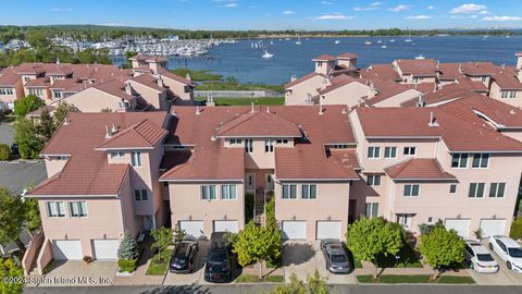 Photo of 17 Harbour Court, Staten Island, NY 10308 (MLS # 2406090)