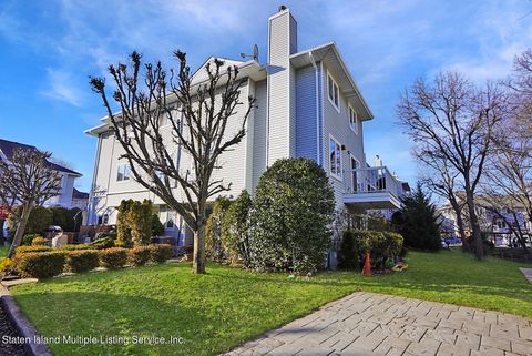 Photo of 129 Admiralty Loop, Staten Island, NY 10309 (MLS # 1159541)