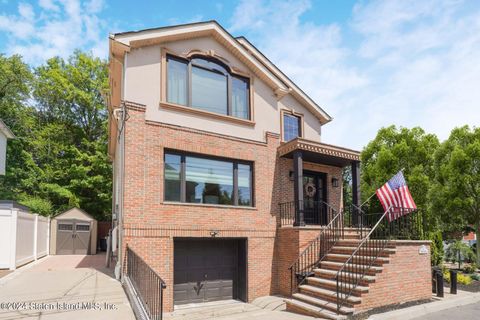 Photo of 15 Comfort Court, Staten Island, NY 10312 (MLS # 2403887)