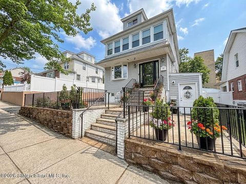 Photo of 33 Hope Avenue, Staten Island, NY 10305 (MLS # 2601548)