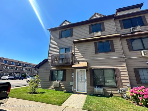 Photo of 186 Lamped Loop, Staten Island, NY 10314 (MLS # 2403967)