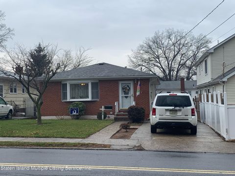 Photo of 86 Bradley Avenue, Staten Island, NY 10314 (MLS # 2400114)