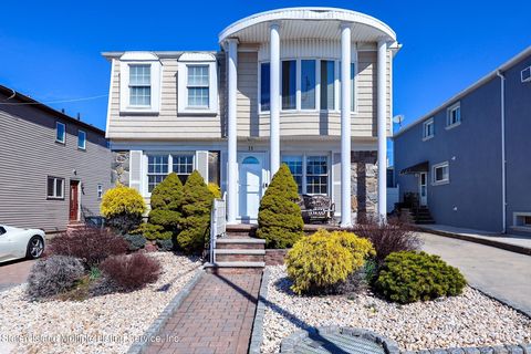 Photo of 11 Rockville Avenue, Staten Island, NY 10314 (MLS # 2401414)