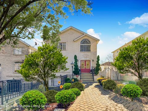 Photo of 110 Bartow Avenue, Staten Island, NY 10309 (MLS # 2400229)