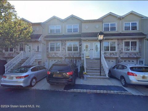 Photo of 82 Dartmouth Loop, Staten Island, NY 10306 (MLS # 2403069)