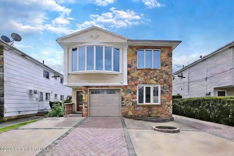 Photo of 176 Slater Boulevard, Staten Island, NY 10305 (MLS # 2600090)
