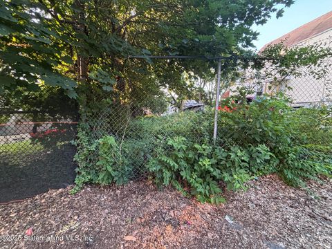 Photo of 0 Layton Avenue, Staten Island, NY 10301 (MLS # 2503929)