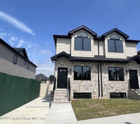 Photo of 36 Greenway Avenue, Staten Island, NY 10314 (MLS # 2404936)