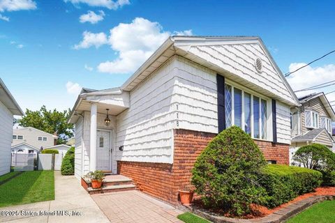 Photo of 118 Fieldstone Road, Staten Island, NY 10314 (MLS # 2500342)
