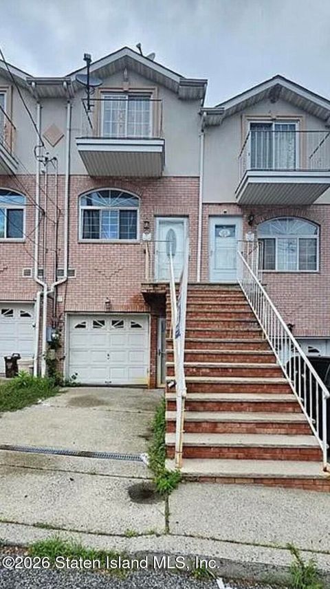 Photo of 17 Maxie Court, Staten Island, NY 10304 (MLS # 2600701)