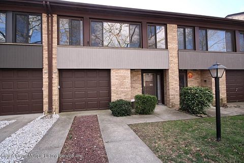 Photo of 70 Claradon Lane, Staten Island, NY 10305 (MLS # 2402009)