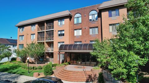 Photo of 120 Wellington Court #1c, Staten Island, NY 10314 (MLS # 1160743)