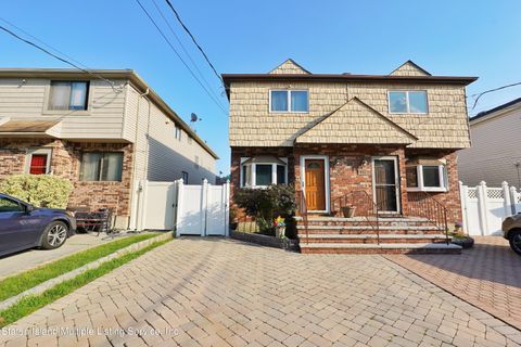 Photo of 642 Ramona Avenue, Staten Island, NY 10309 (MLS # 1163342)