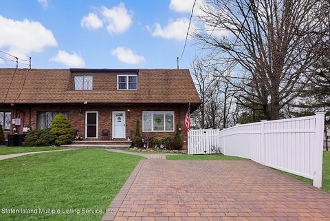 Photo of 783 Stafford Avenue, Staten Island, NY 10309 (MLS # 1160644)