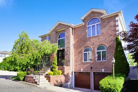 Photo of 80 Nicole Loop, Staten Island, NY 10301 (MLS # 1162142)
