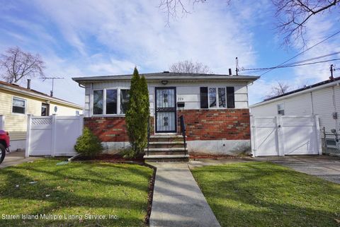 Photo of 224 Titus Ave Ave, Staten Island, NY 10306 (MLS # 1160426)