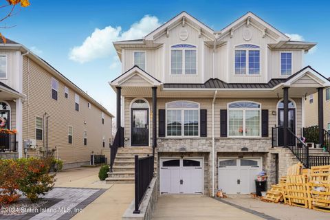 Photo of 20 Berkshire Lane, Staten Island, NY 10309 (MLS # 2406117)