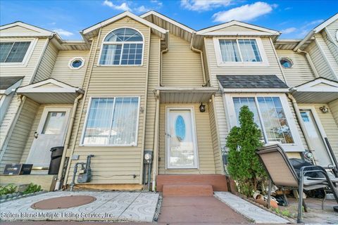 Photo of 18 Union Court, Staten Island, NY 10303 (MLS # 1164987)