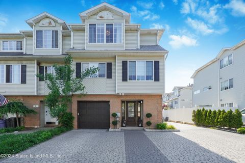 Photo of 29 White Oak Lane, Staten Island, NY 10309 (MLS # 2402953)