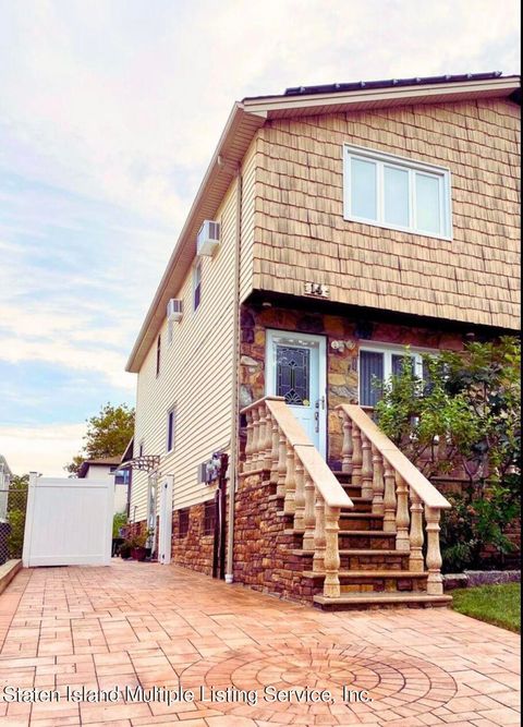 Photo of 14 Rowan Avenue, Staten Island, NY 10306 (MLS # 1161751)