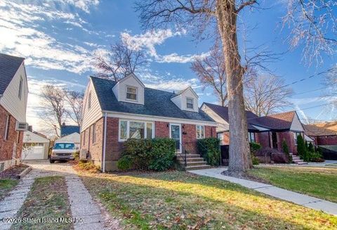 Photo of 126 Goodwin Avenue, Staten Island, NY 10314 (MLS # 2600353)